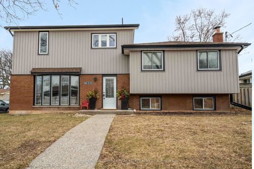 8 Banff Dr, Hamilton, ON, L8T3B5 | Card Image