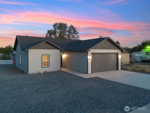 2133 W Peninsula Dr, Moses Lake, WA, 98837-2743 | Card Image
