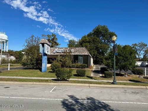714 Broad St, New Bern, NC, 28560-4828 | Card Image