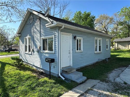 304 South St, Harrisonville, MO, 64701-3041 | Card Image