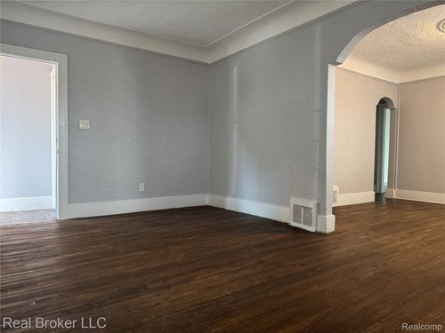15041 Cruse St, Detroit, MI, 48227-3239 | Card Image
