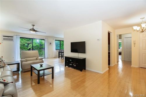 146-500 Central Park Ave, Scarsdale, NY, 10583-1084 | Card Image