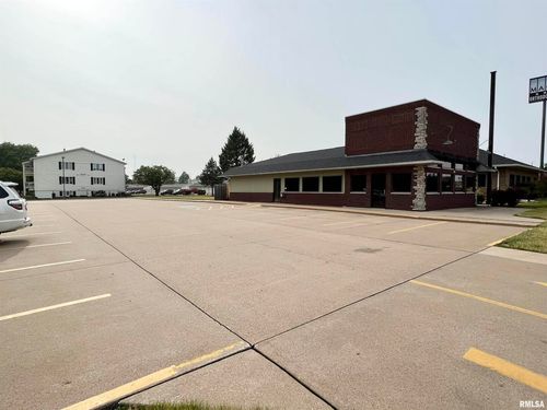 230 S 9th Ave, Eldridge, IA, 52748-1932 | Card Image