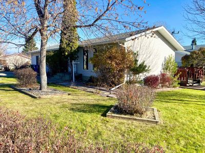 5330 57 Ave, House detached with 4 bedrooms, 2 bathrooms and 4 parking in Rocky Mountain House AB | Image 2