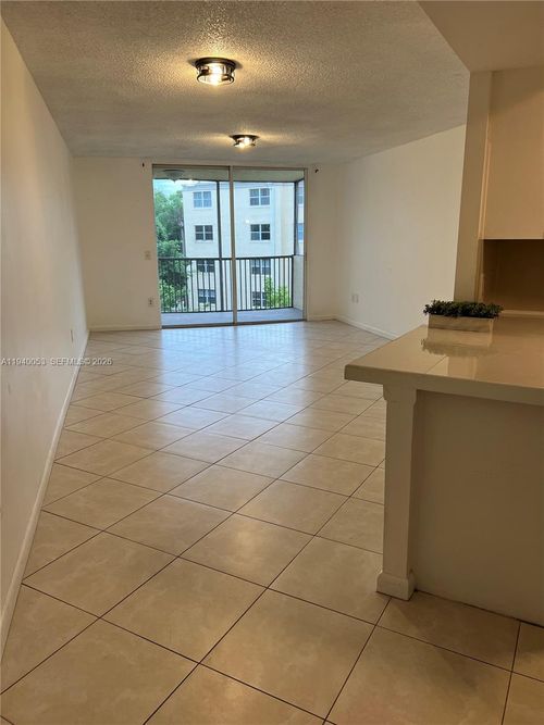 apt-405-8353 Lake Dr, Doral, FL, 33166-7868 | Card Image