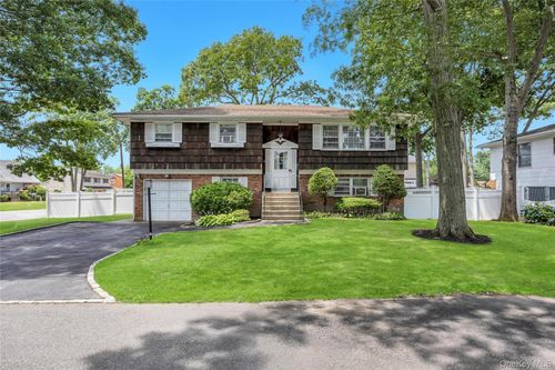 612 Vine Street, Babylon, NY, 11702 | Card Image