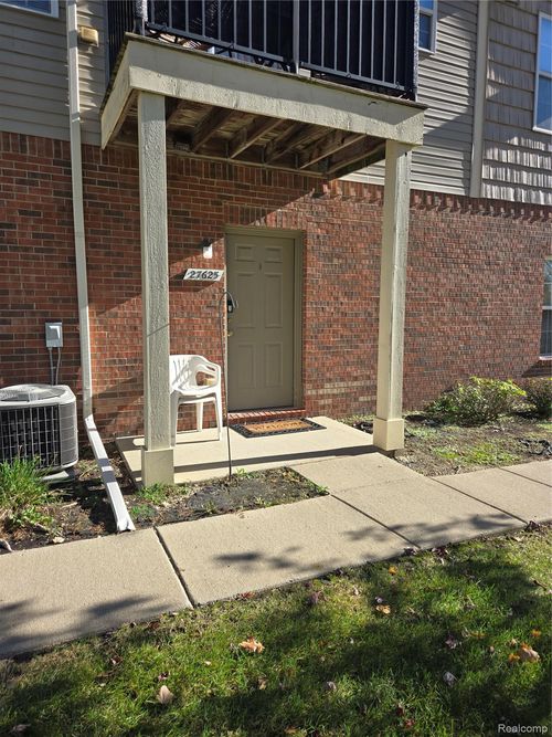 27625 Hidden Oaks Dr, Trenton, MI, 48183-2862 | Card Image