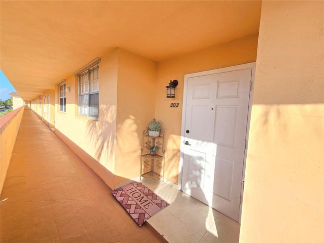 APT-303 - 4500 N Federal Hwy, Condo with 2 bedrooms, 2 bathrooms and null parking in Lighthouse Point FL | Image 6