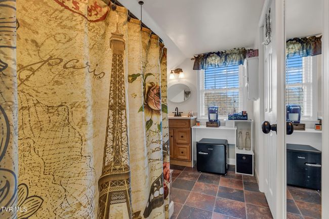 upstairs bath | Image 64