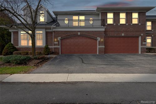 4392 Gateway Cir, West Bloomfield, MI, 48322-3670 | Card Image