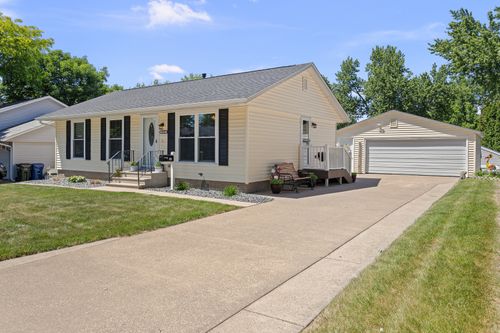 3524 W Columbia Ave, Davenport, IA, 52804-1124 | Card Image