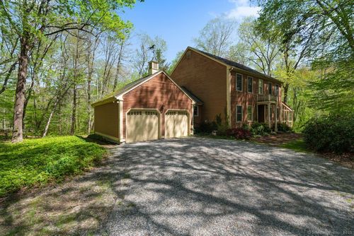 8 King James Dr, East Lyme, CT, 06333-1016 | Card Image