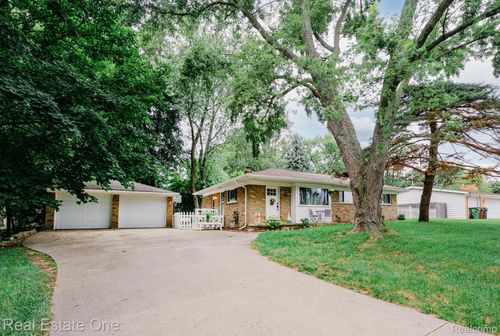 52471 Ihla St, Utica, MI, 48316 | Card Image