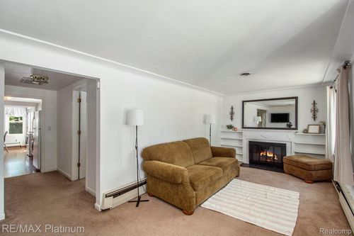 20380 Floral St, Livonia, MI, 48152-2323 | Card Image