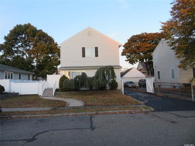 141 Granada Parkway, House other with 3 bedrooms, 2 bathrooms and null parking in Lindenhurst NY | Image 1