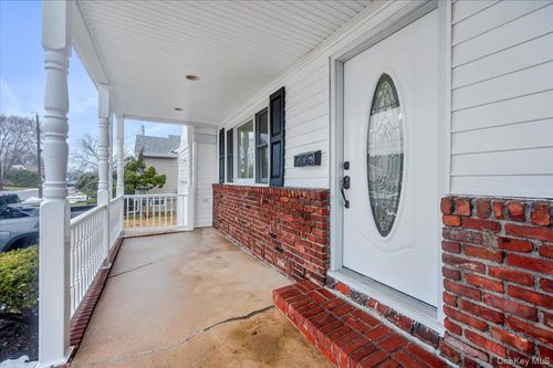 571 Center Dyre Ave, West Islip, NY, 11795-4007 | Card Image