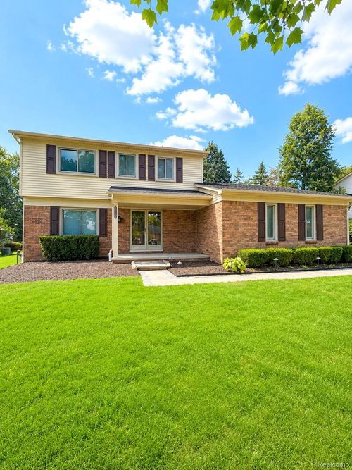 2070 Winchester Rd, Rochester Hills, MI, 48307-3878 | Card Image
