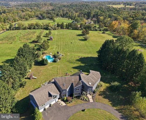 215 E Dark Hollow Rd, PIPERSVILLE, PA, 18947-9319 | Card Image
