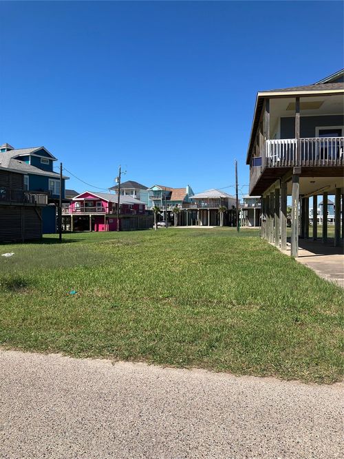 000 Jolly Roger Dr, Freeport, TX, 77541 | Card Image