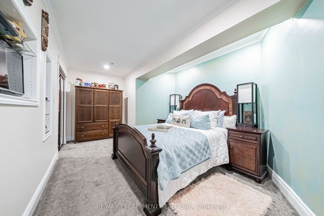 70 Oak Ave, House other with 6 bedrooms, 4 bathrooms and 7 parking in Dundas ON | Image 28