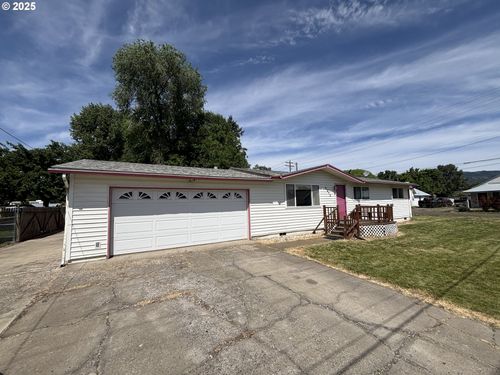 2312 N Pine St, La Grande, OR, 97850-3714 | Card Image