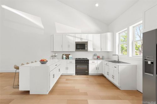 7-21 Montauk Hwy, Southampton, NY, 11968 | Card Image