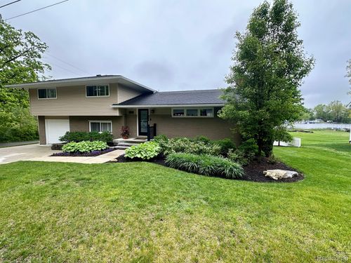 1451 Shoreline Dr, Hartland, MI, 48353-3344 | Card Image