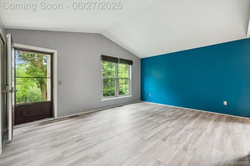7727 Lake Ridge Dr, Waterford, MI, 48327-4166 | Card Image