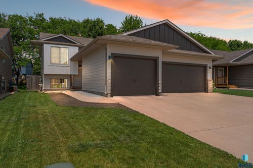 8004 Vista Park St, Sioux Falls, SD, 57106 | Card Image