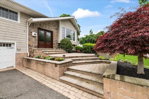 61 Beatrice Ln, Old Bethpage, NY, 11804-1045 | Card Image