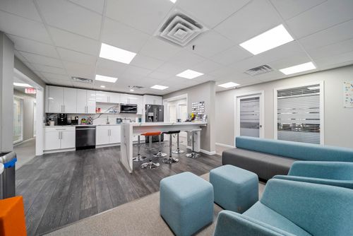 unit-200-75 Gilcreast Rd, Londonderry, NH, 03053-3566 | Card Image