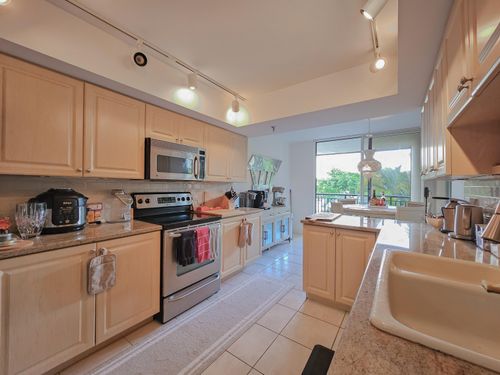 apt-204-2427 Presidential Way, West Palm Beach, FL, 33401-1343 | Card Image