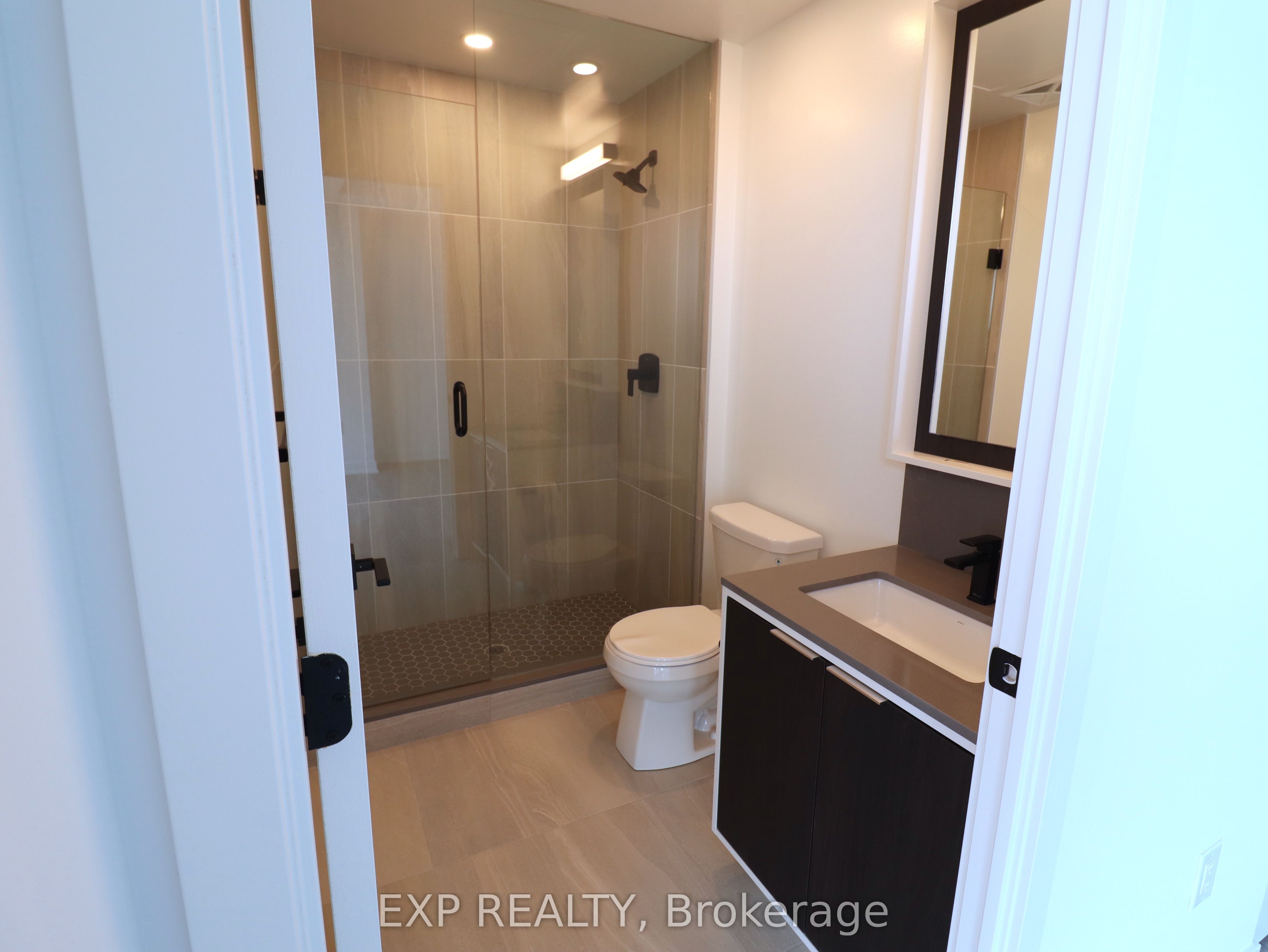 Residential Lease in Toronto W08 5