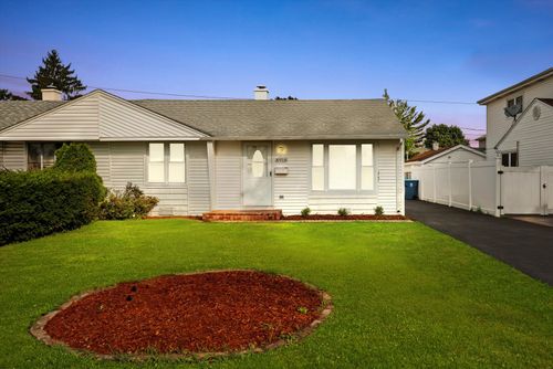 8918 S Ryan Rd, Hometown, IL, 60456-1228 | Card Image