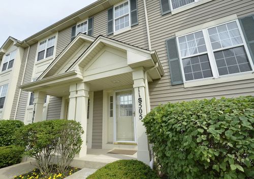 11S505 Rachael Ct, Willowbrook, IL, 60527-6899 | Card Image