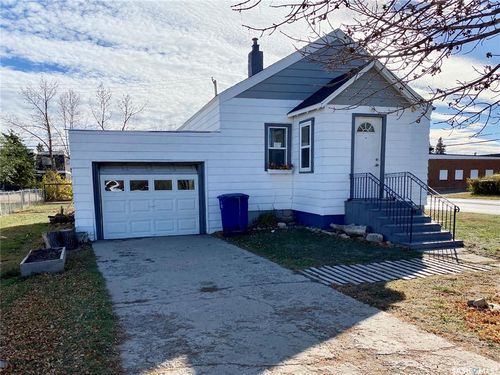 319 Railway Ave, Outlook, SK, S0L2N0 | Card Image