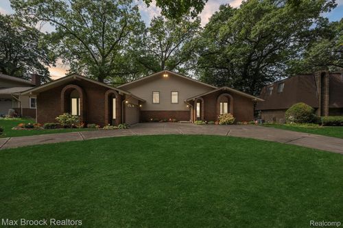 6026 Venice Dr, Commerce Township, MI, 48382-3660 | Card Image