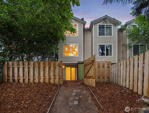 a-3222 21st Ave W, Seattle, WA, 98199-2395 | Card Image