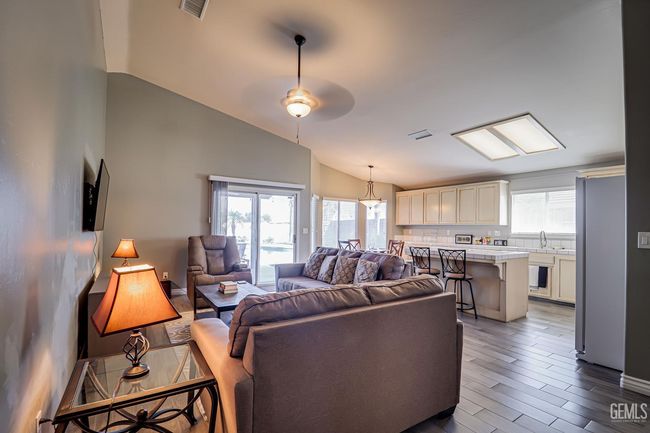 10207 Bay Colony Dr, House other with 3 bedrooms, 2 bathrooms and null parking in Bakersfield CA | Image 10