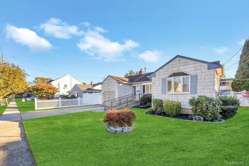 136 Fulton St, Massapequa Park, NY, 11762-2405 | Card Image