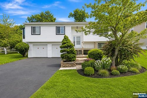 17 Lunn Ave, Bergenfield, NJ, 07621-2521 | Card Image