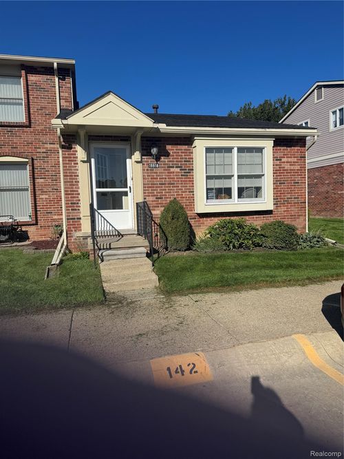 136-19918 Great Oaks Circle S, Clinton Charter Township, MI, 48036 | Card Image