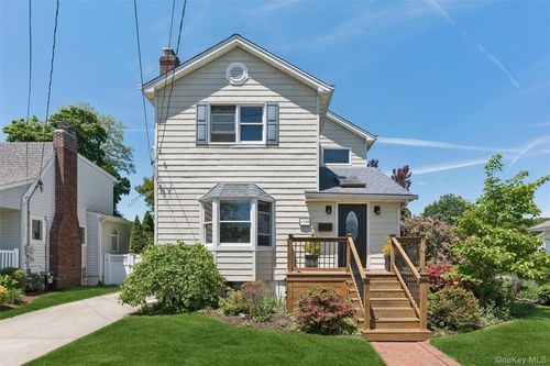 1749 Commonwealth Ave, Merrick, NY, 11566-3522 | Card Image