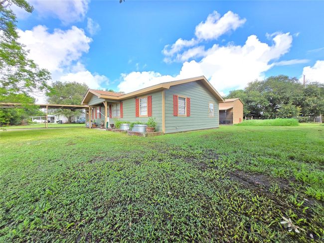 610 E Division St, House other with 3 bedrooms, 2 bathrooms and 3 parking in Edna TX | Image 5