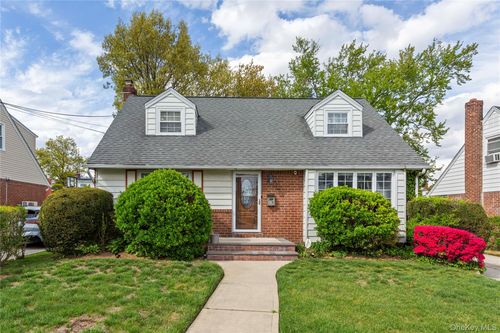 19 Sloan Dr S, Valley Stream, NY, 11580-3218 | Card Image