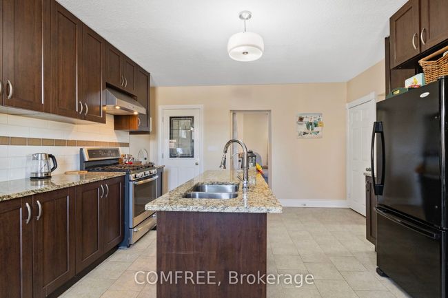 8 Laura St, House other with 5 bedrooms, 3 bathrooms and 4 parking in Lyn ON | Image 23