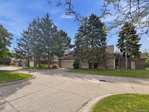 13730 Plumbrook Rd, Sterling Heights, MI, 48312-1768 | Card Image