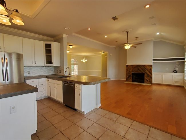 10400 W Cave Loop, House other with 4 bedrooms, 2 bathrooms and 5 parking in Dripping Springs TX | Image 14