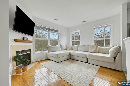 462 Cambridge Dr, Butler, NJ, 07405-3242 | Card Image