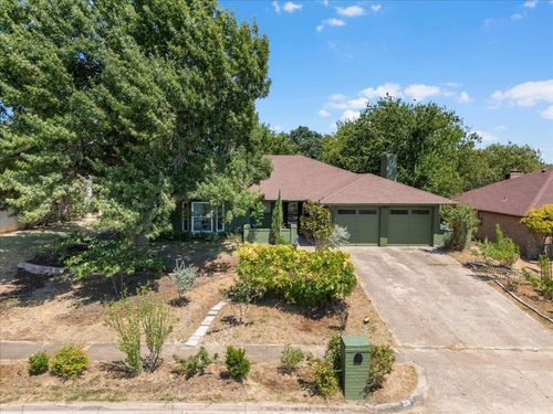 208 Pebblestone Dr, Benbrook, TX, 76126-4023 | Card Image